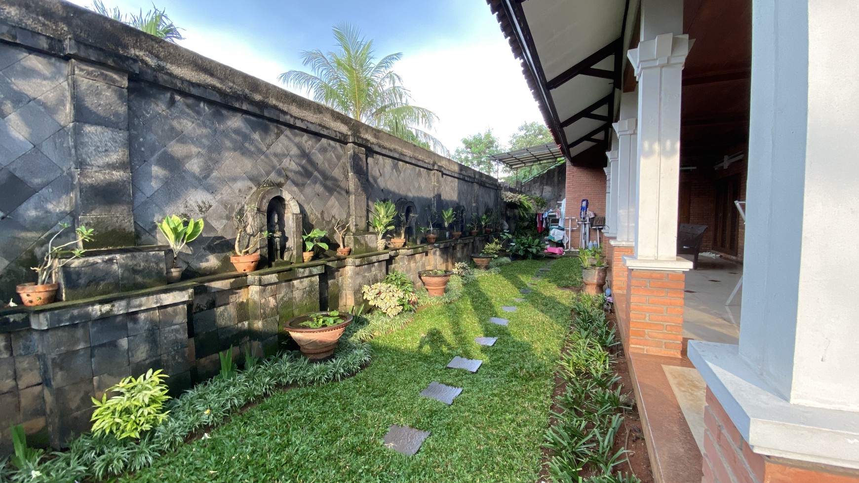 TURUN HARGA  RUMAH ASRI BERNUANSA JAWA MODERN, 5 MENIT MENUJU TOL BECAKAYU