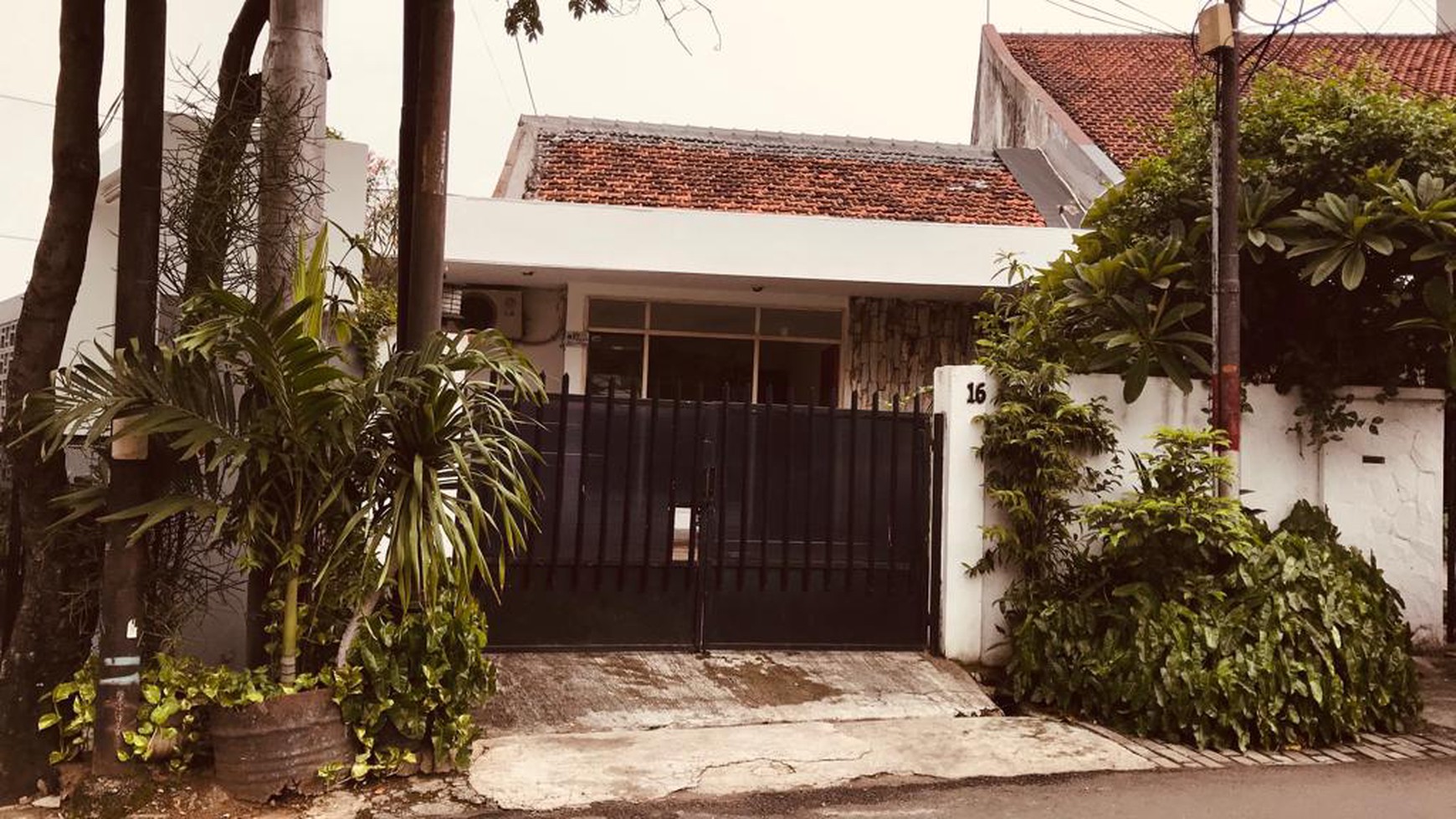 DIJUAL RUMAH DI TENGAH KOTA JAKARTA SELATAN.