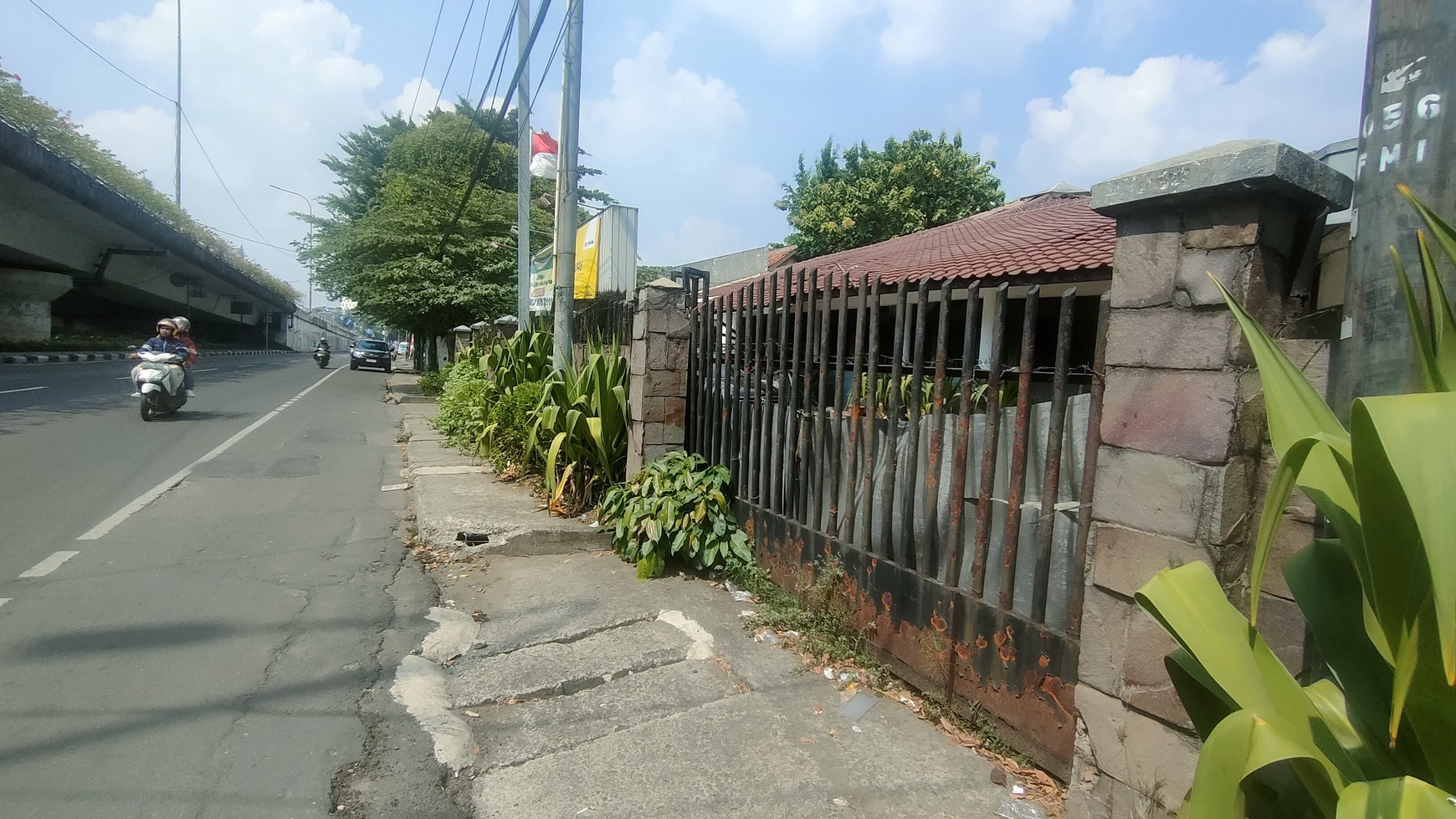 Rumah  di Matraman Raya dan Jl  Pramuka, luas :1.200 m2, harga di bawah NJOP,  MURAH, 10 menit ke By pass