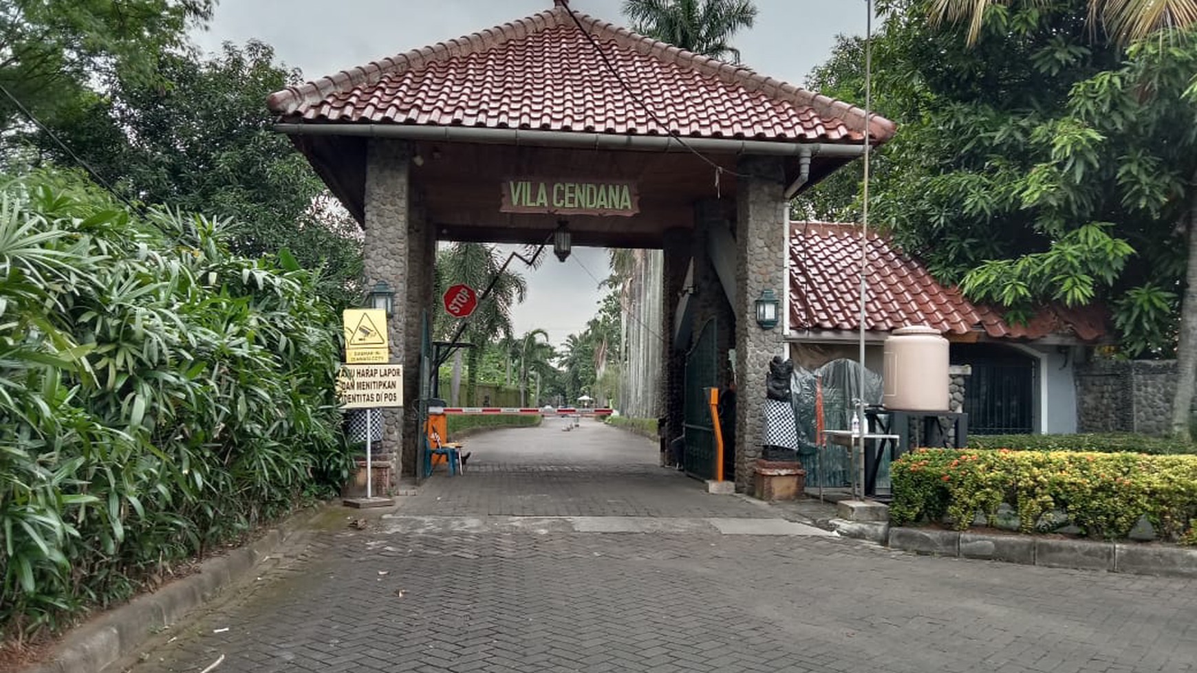 Rumah Klasik dengan Halaman Luas, Hunian Nyaman dan Asri Villa Cendana, Pondok Ranji