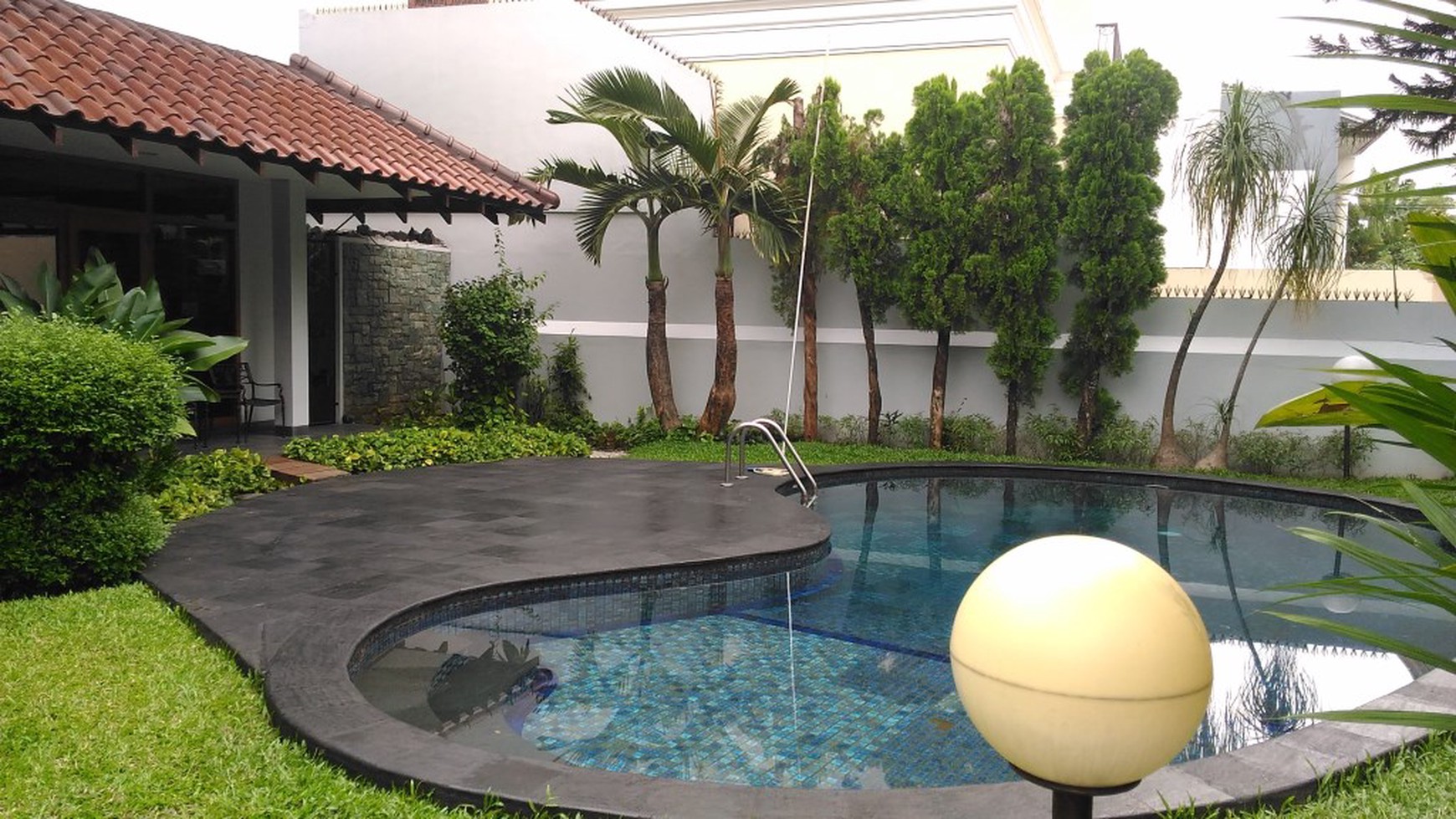 Big and beautiful house at Cipete, South Jakarta, perfect for your family, is ready to rent