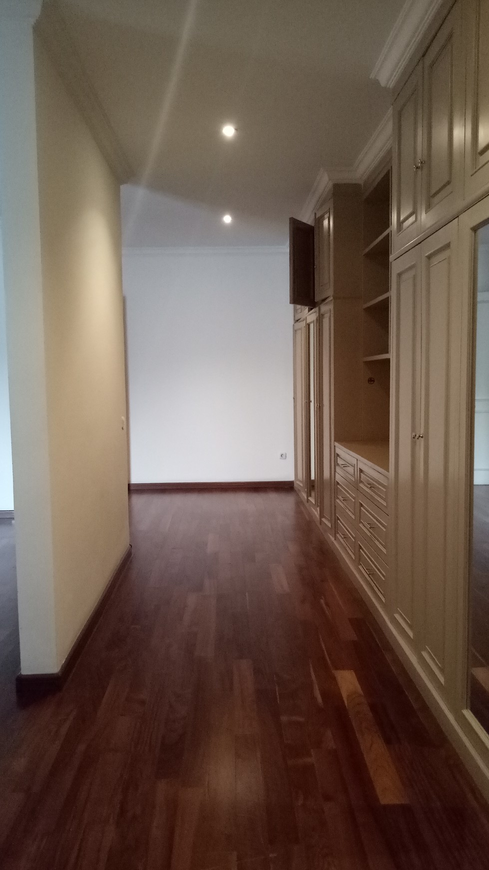 Modern and good view unit at SCBD area ready for rent