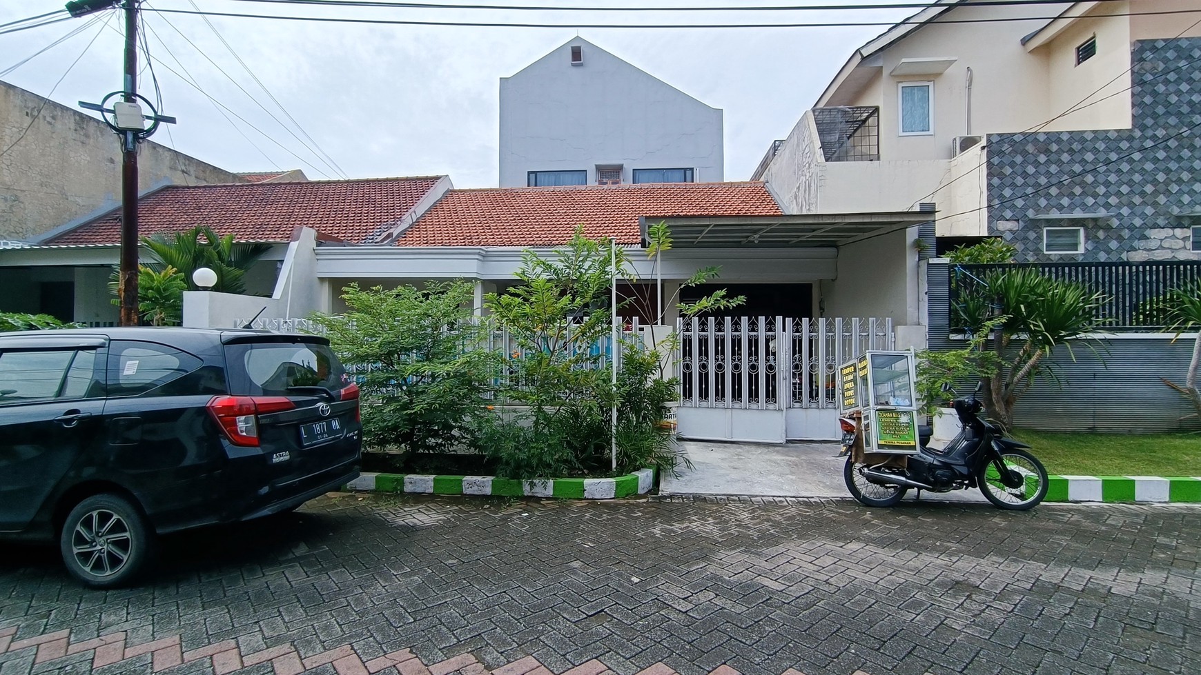 1452. Rumah Tenggilis Utara 