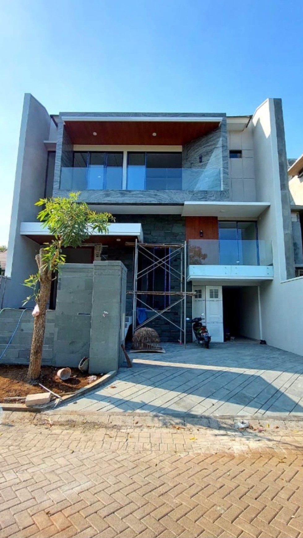 Dijual Rumah Woodland Citraland Surabaya New Baru SMART Home Teknologi SPLIT level 2,5 Lantai 