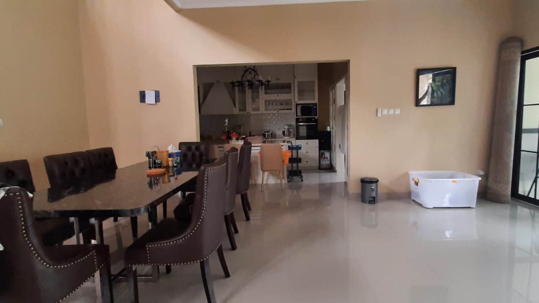 Rumah ada pool di komp Unilever Rempoa TangSel....