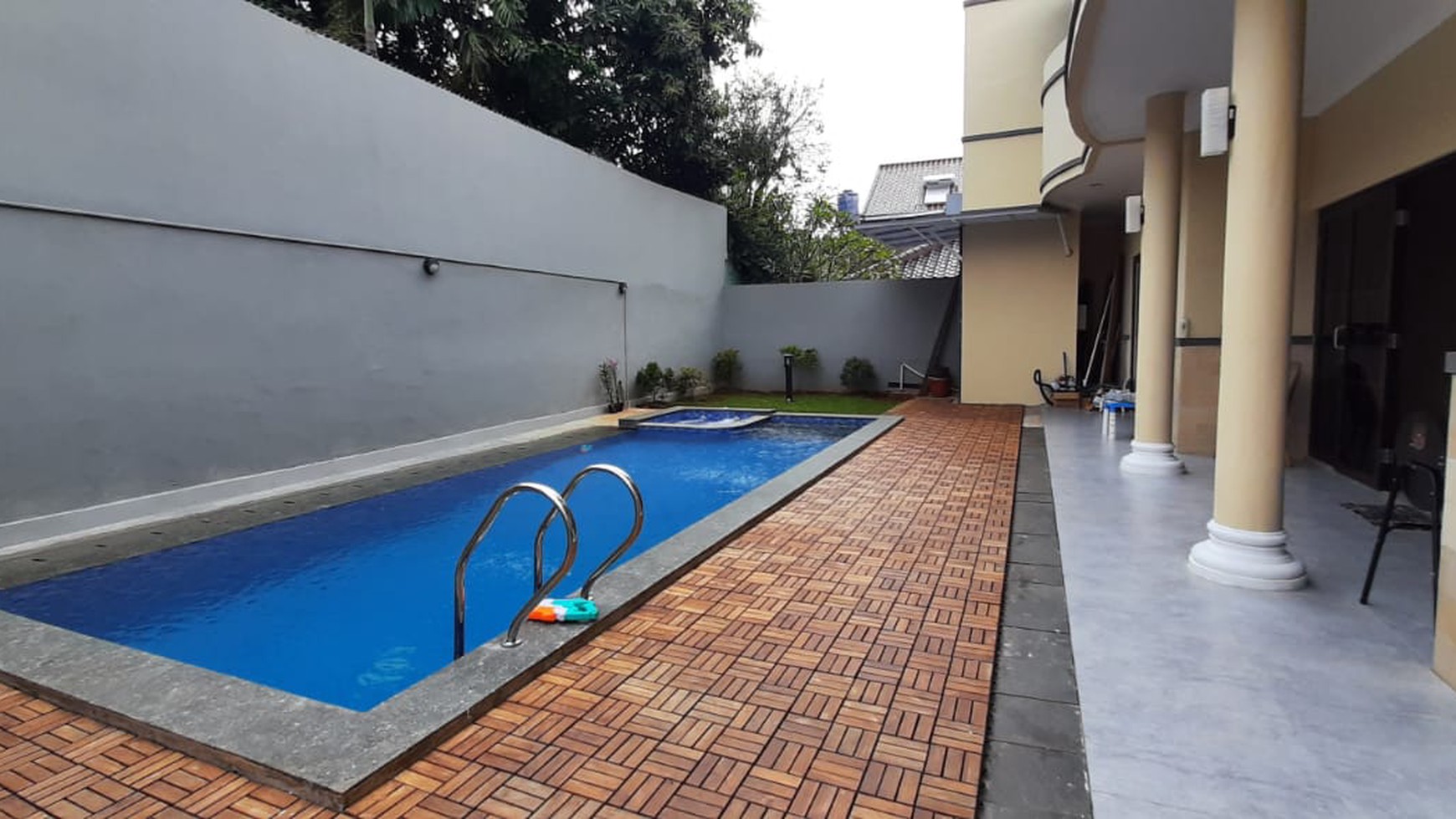 Rumah ada pool di Unilever Rempoa TangSel.