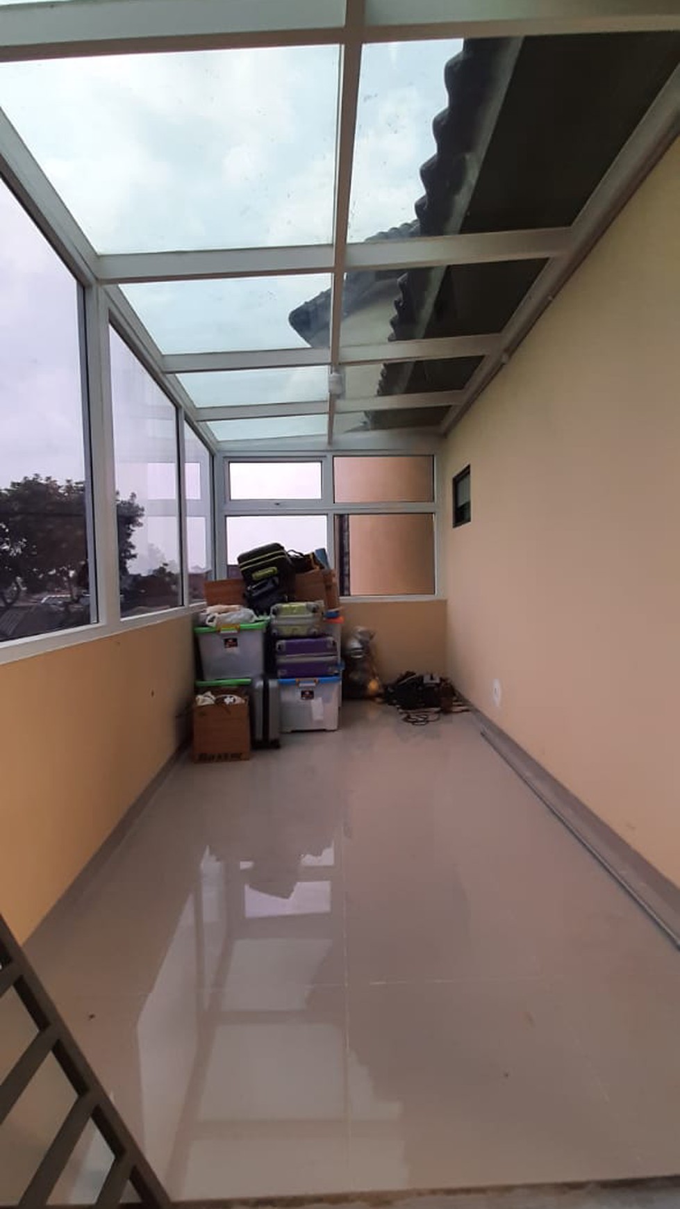 Rumah ada pool di komp Unilever Rempoa TangSel....