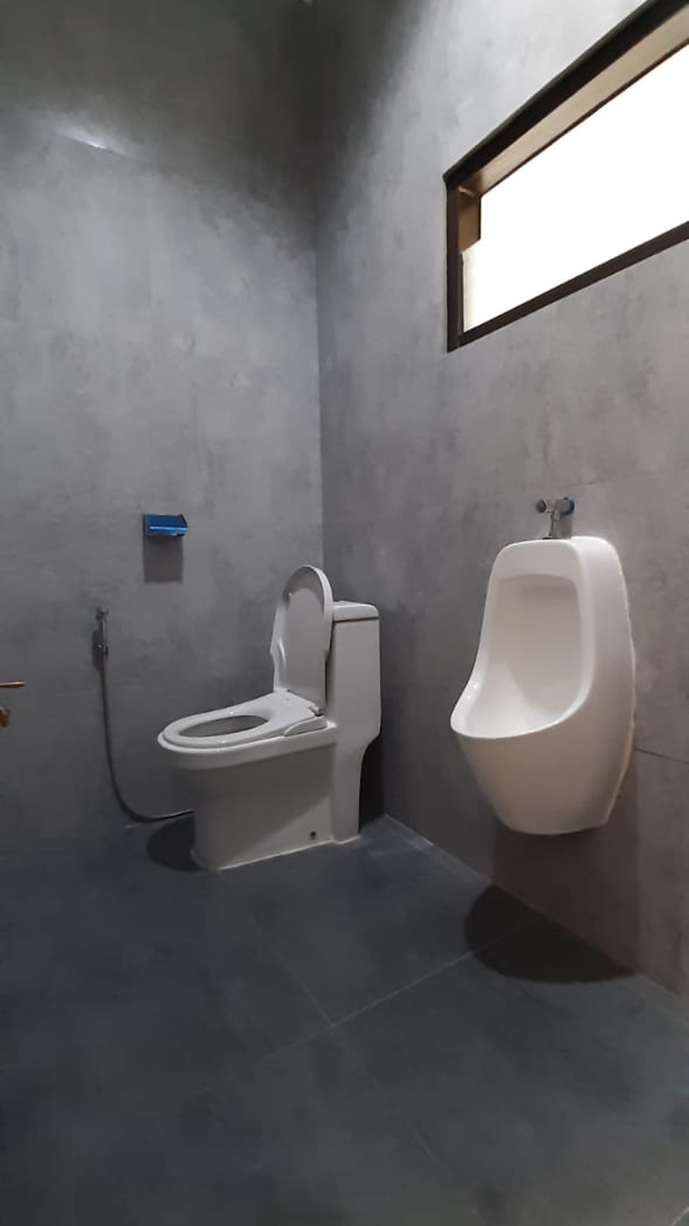 Rumah ada pool di komp Unilever Rempoa TangSel....