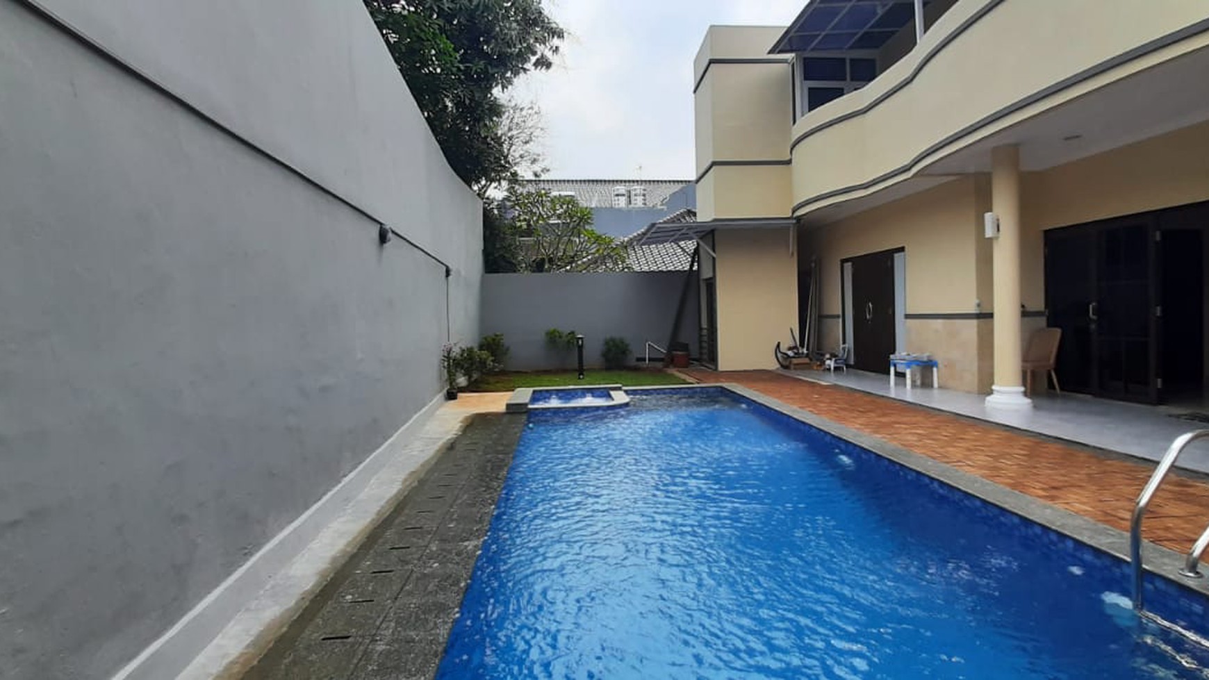 Rumah ada pool di komp Unilever Rempoa TangSel....