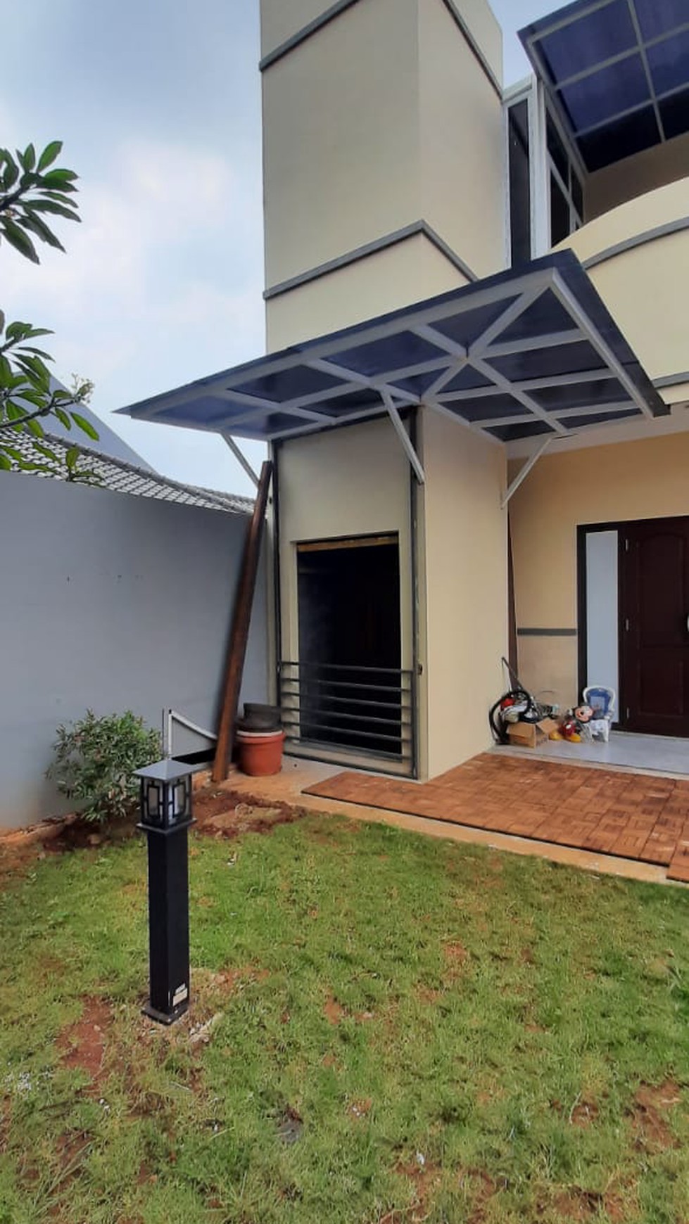 Rumah ada pool di komp Unilever Rempoa TangSel....