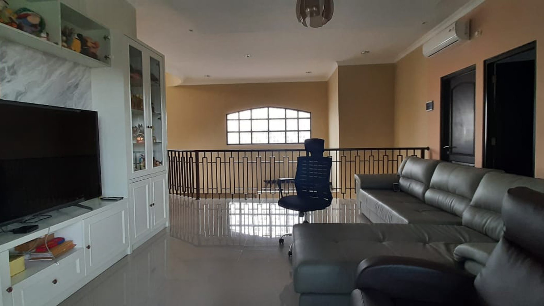 Rumah ada pool di komp Unilever Rempoa TangSel....