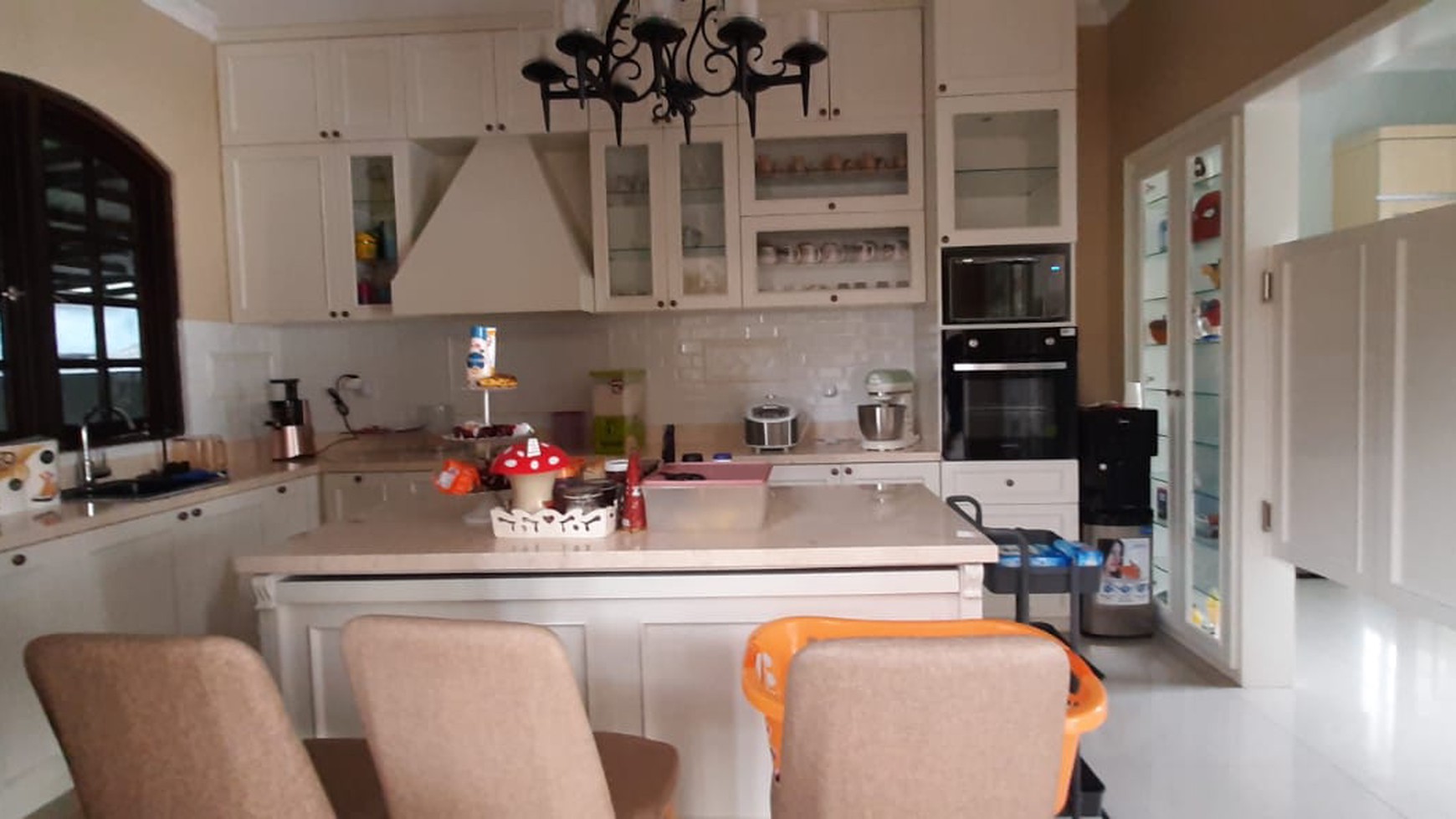 Rumah ada pool di komp Unilever Rempoa TangSel....