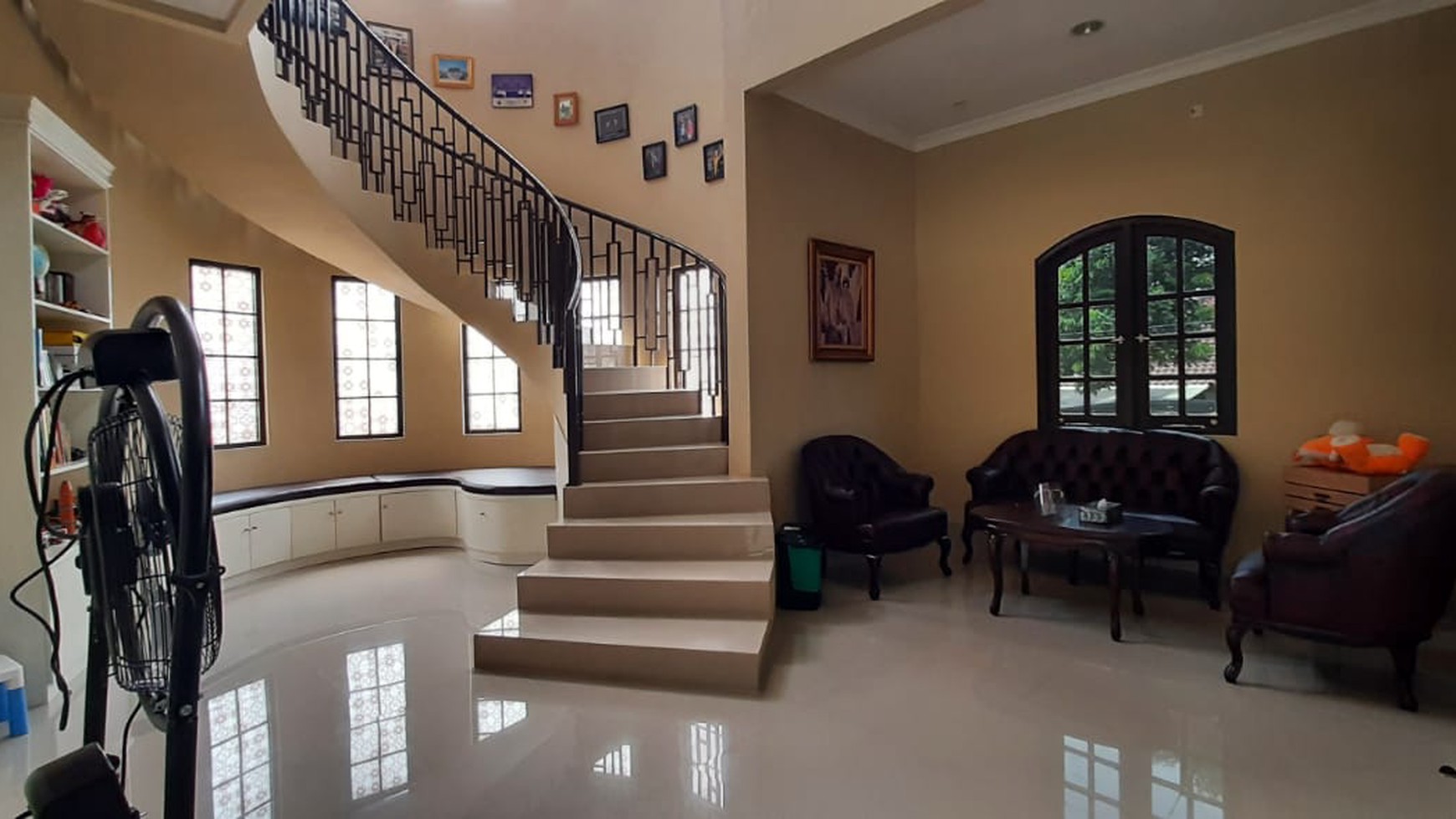 Rumah ada pool di komp Unilever Rempoa TangSel....