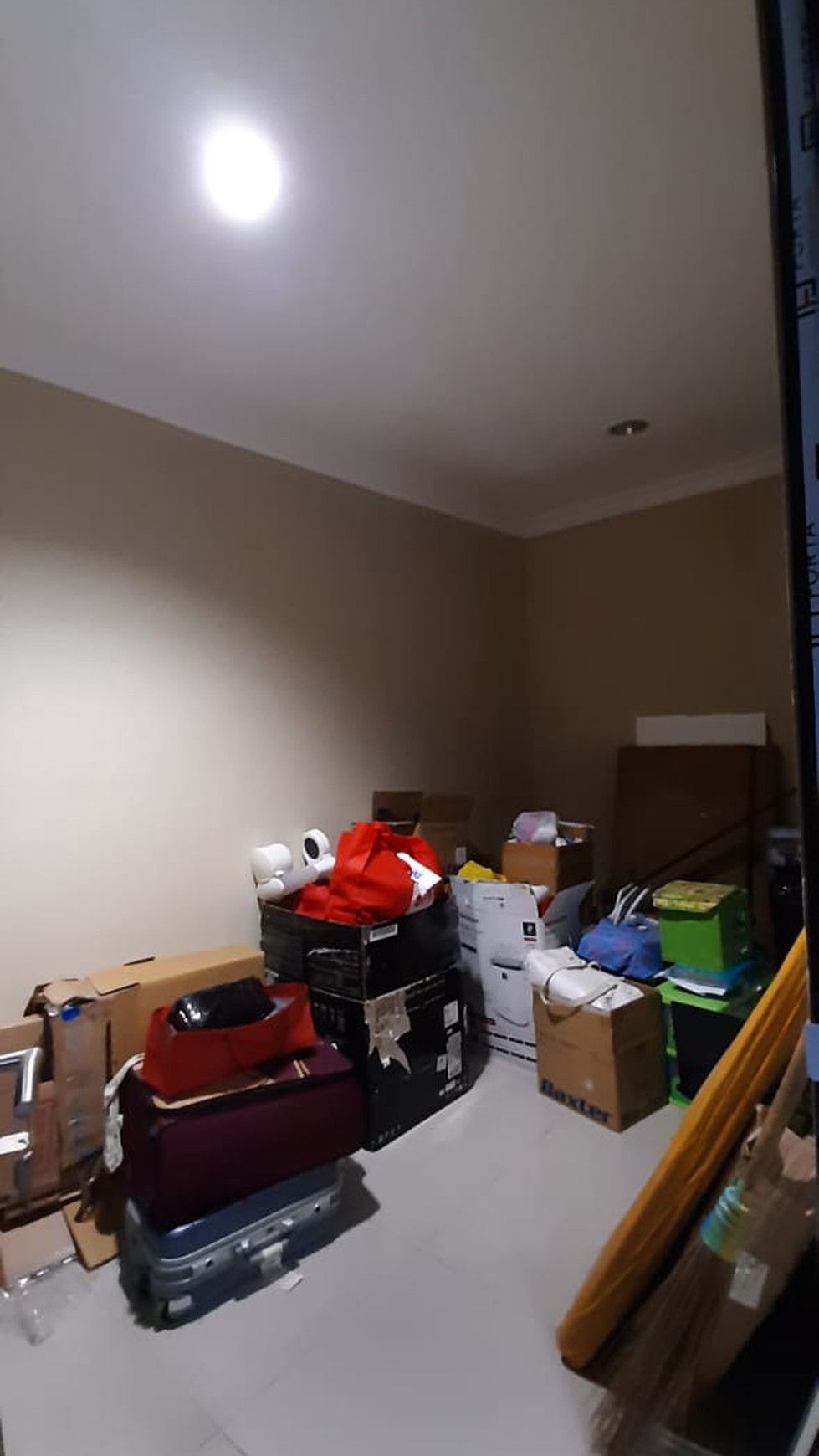 Rumah ada pool di komp Unilever Rempoa TangSel....