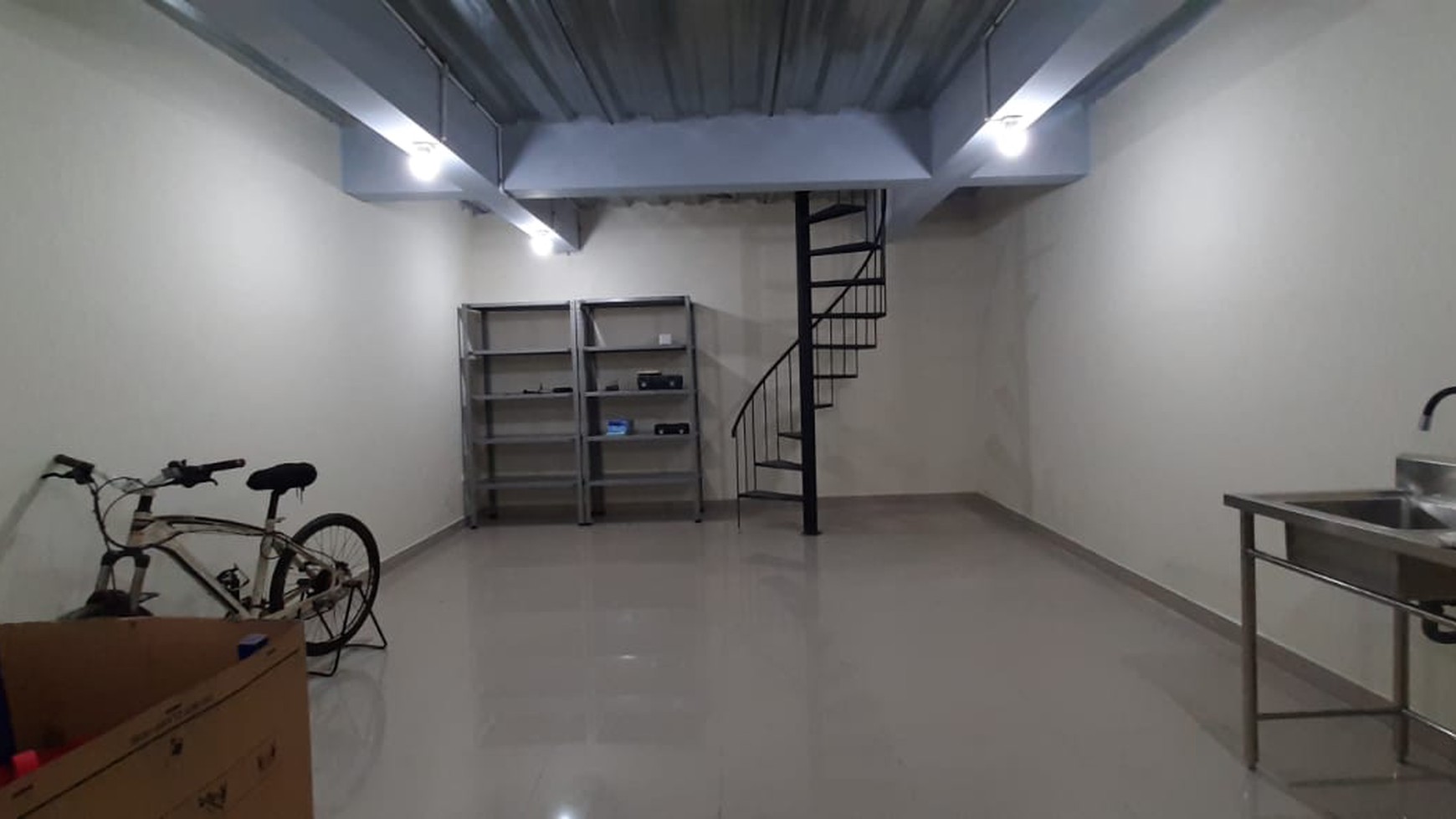 Rumah ada pool di komp Unilever Rempoa TangSel....