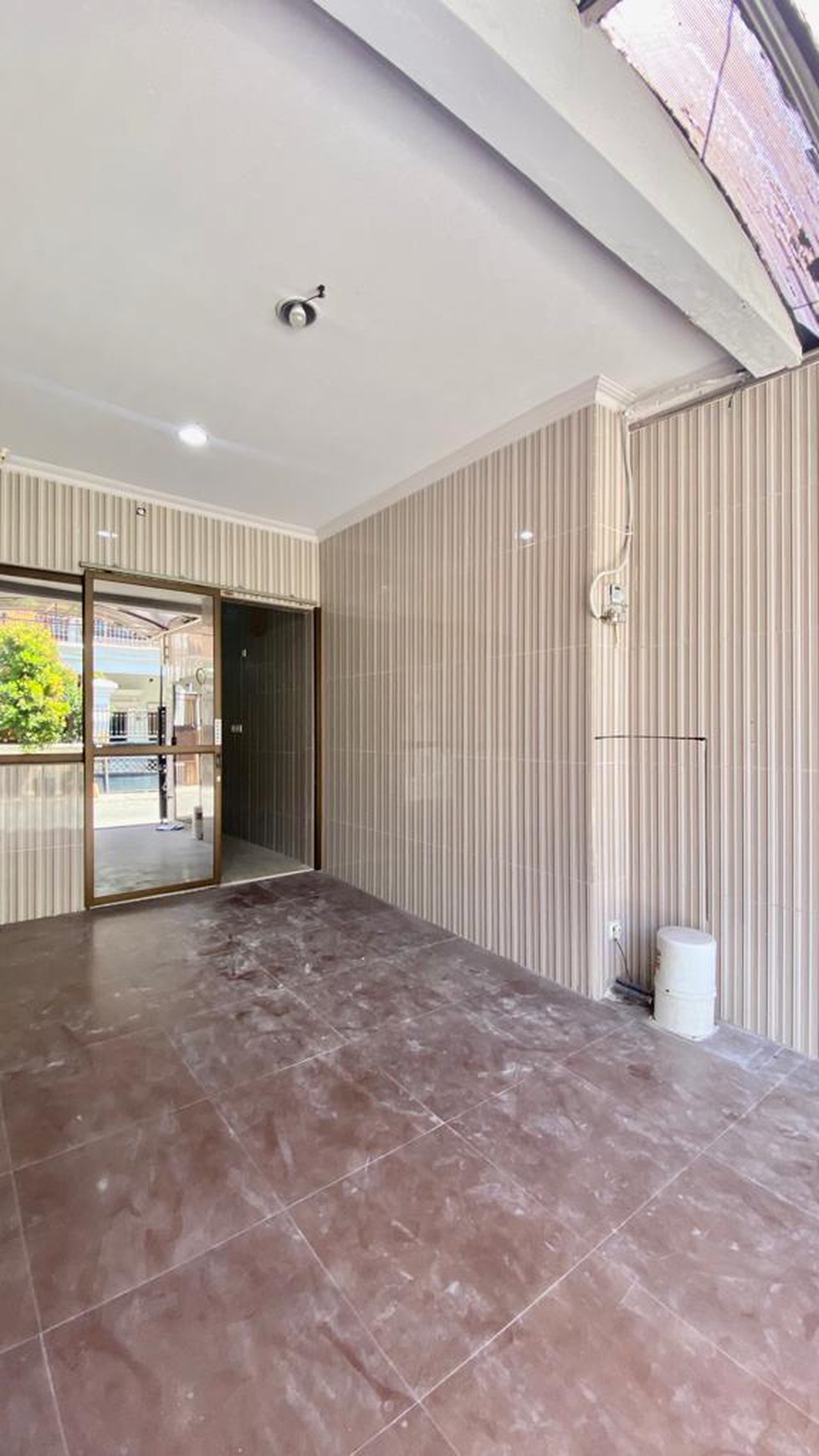 1356. Dijual Rumah Full Renovasi di Bronggolan, Surabaya