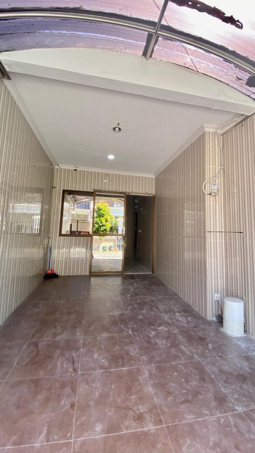 1356. Dijual Rumah Full Renovasi di Bronggolan, Surabaya