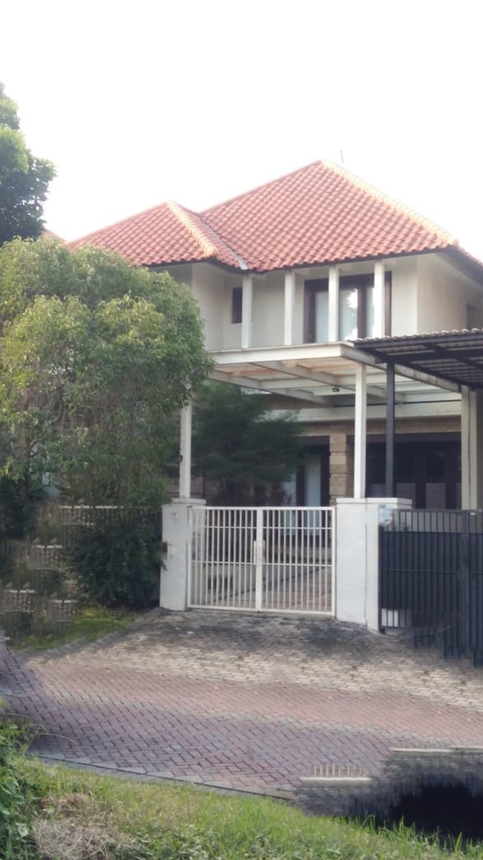 1343. Dijual Rumah Graha Family Surabaya