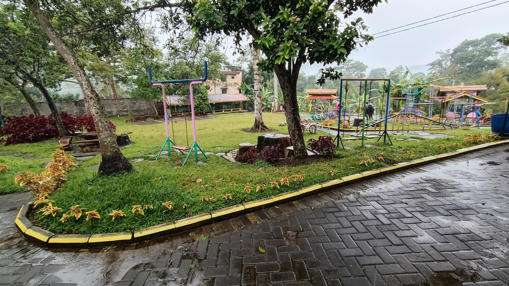 1327. Tempat wahana, kuliner, wisata outbound Jl. Duyung Trawas