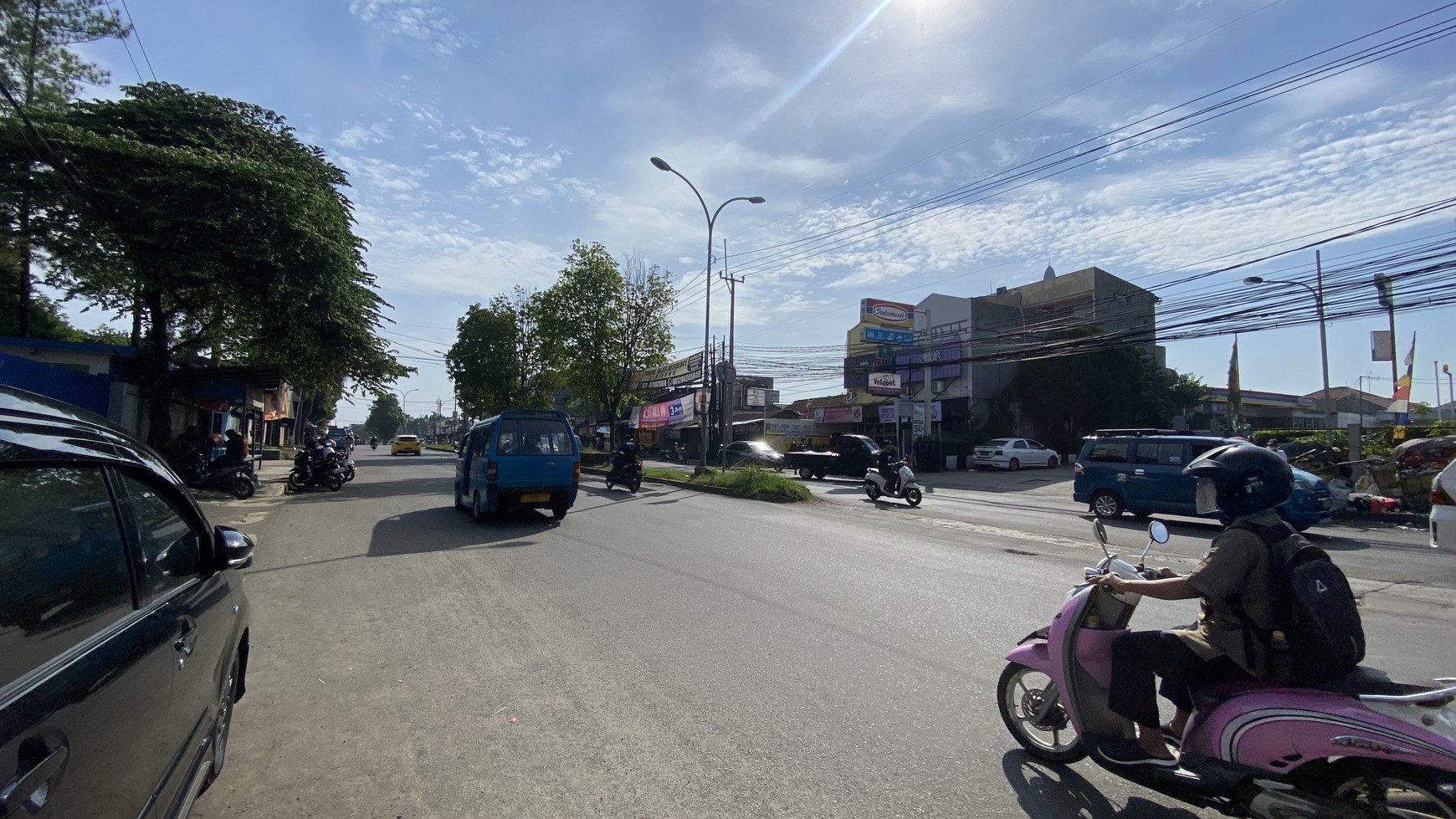 Gedung Kantor 3 Lantai Harga Menarik dekat Pintu Tol Citeureup, Kab Bogor