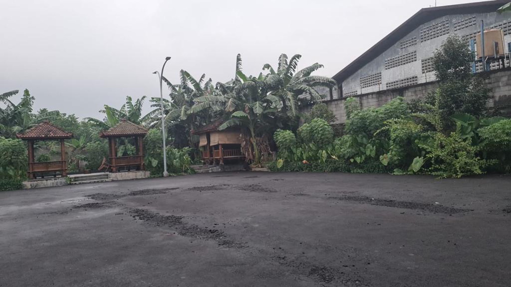 Gedung Kantor 3 Lantai Harga Menarik dekat Pintu Tol Citeureup, Kab Bogor