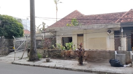 Rumah Hook Dijual di Jalan Surabaya Timur Menteng