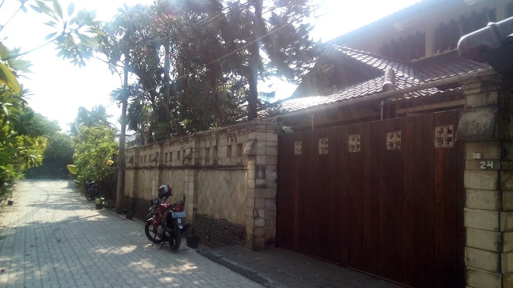 BRIGHT AND BEAUTIFUL Baliness house in Perfect area of KEMANG