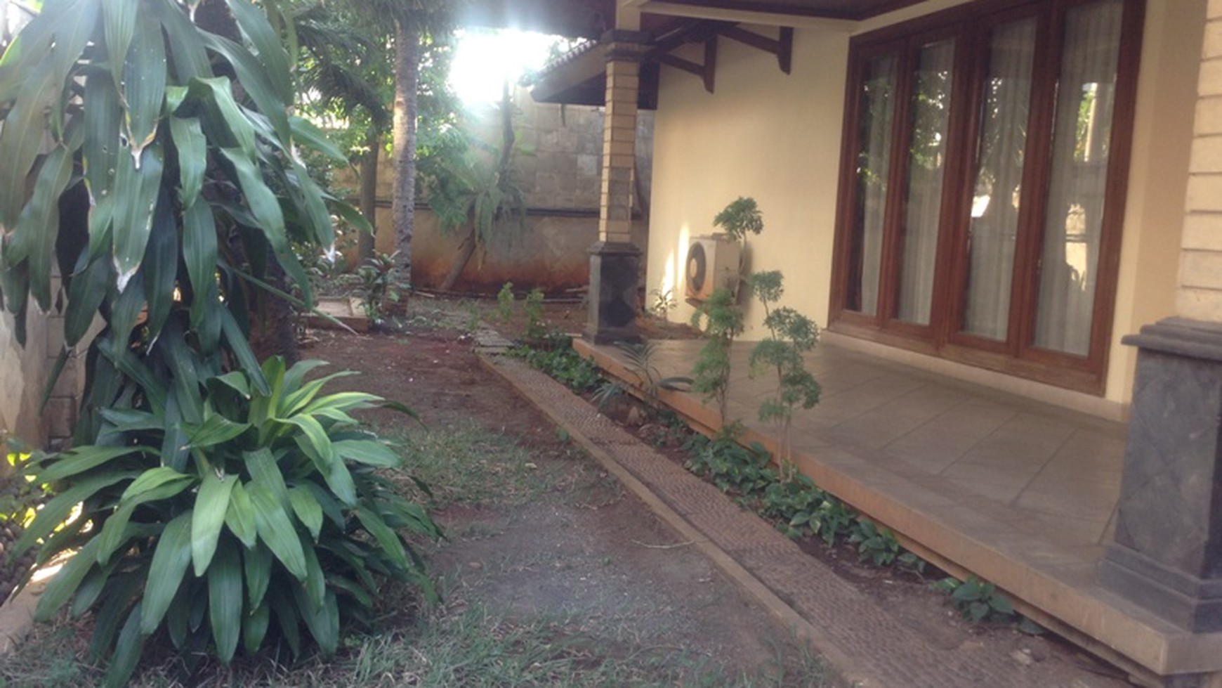 BRIGHT AND BEAUTIFUL Baliness house in Perfect area of KEMANG