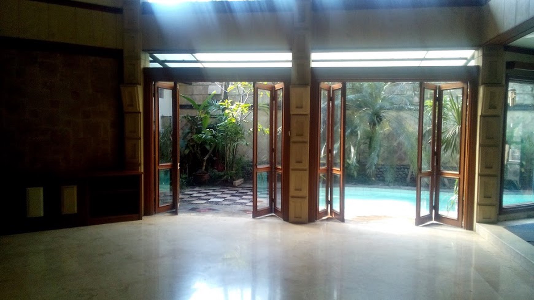 BRIGHT AND BEAUTIFUL Baliness house in Perfect area of KEMANG