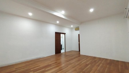 For rent a strategic house in Senopati area