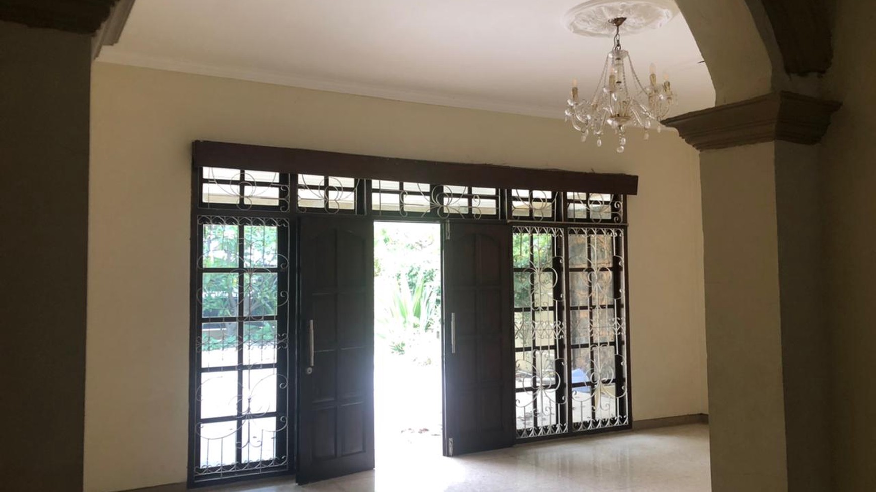 HOUSE FOR RENT AT MENTENG, SANGAT COCOK UNTUK RESTAURANT, CAFE, OFFICE AND BEAUTY CLINIC.