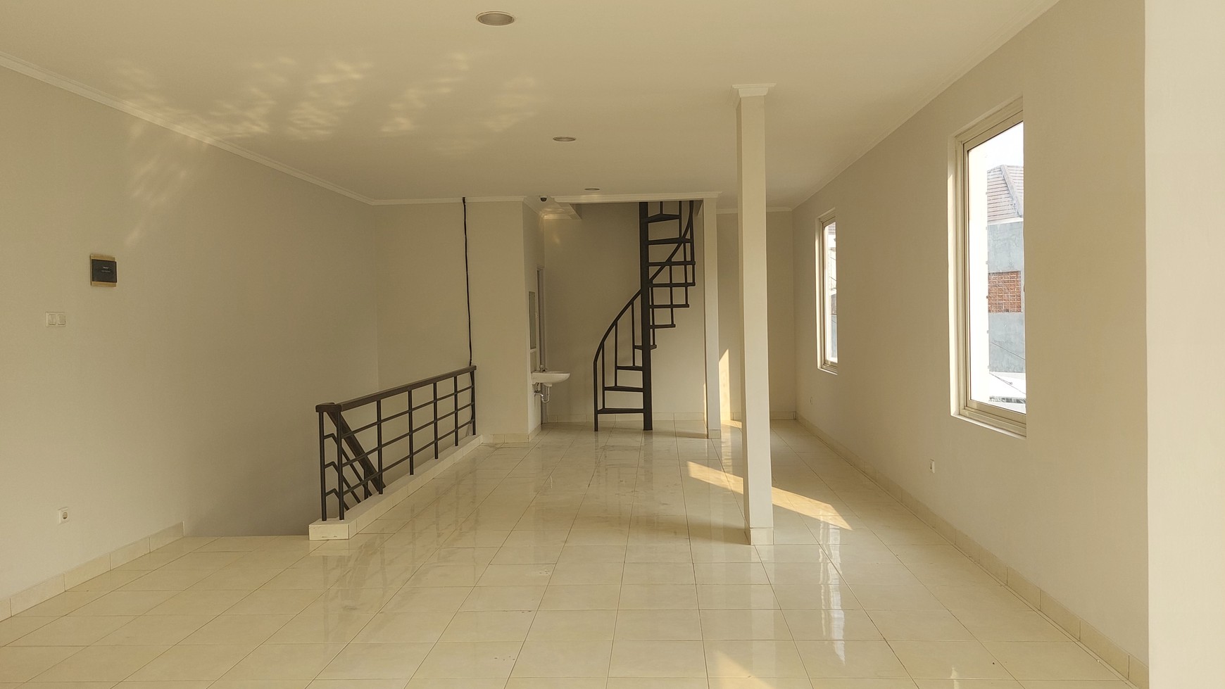 Ruko hoek 2 lantai  siap pakai,  dekat komersial area dan sekolah penabur di Kota Wisata Cibubur 