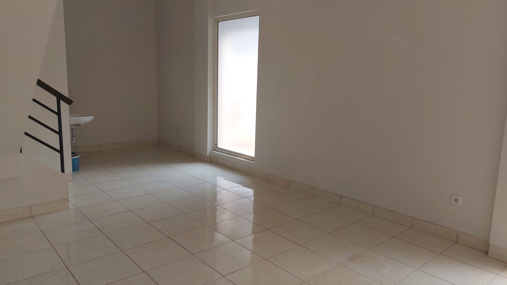 Ruko hoek 2 lantai  siap pakai,  dekat komersial area dan sekolah penabur di Kota Wisata Cibubur 