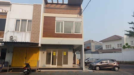 Ruko hoek 2 lantai  siap pakai,  dekat komersial area dan sekolah penabur di Kota Wisata Cibubur 