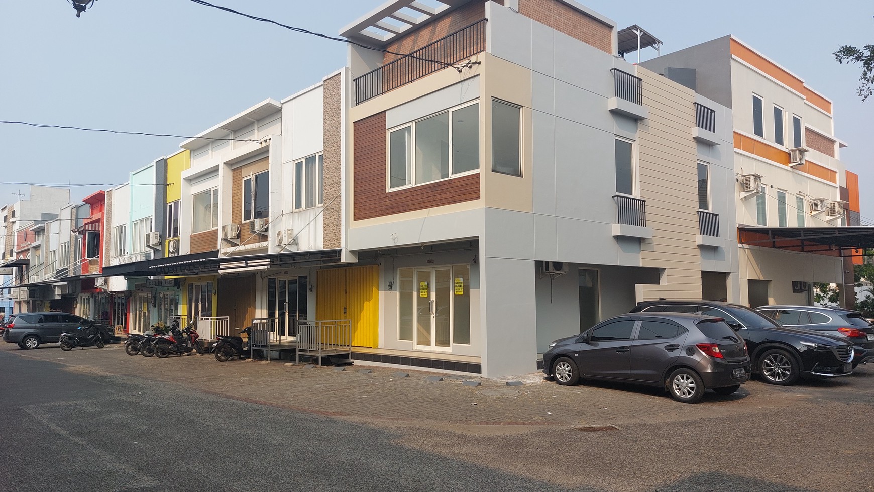Ruko hoek 2 lantai  siap pakai,  dekat komersial area dan sekolah penabur di Kota Wisata Cibubur 
