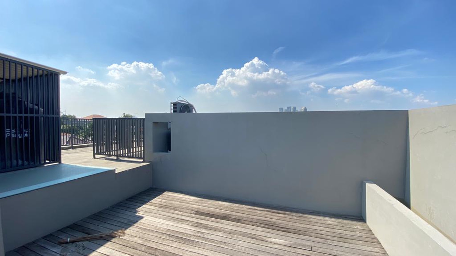 Modern Industrial Ada Swimpool Rooftop di Kemang Lokasi Strategis