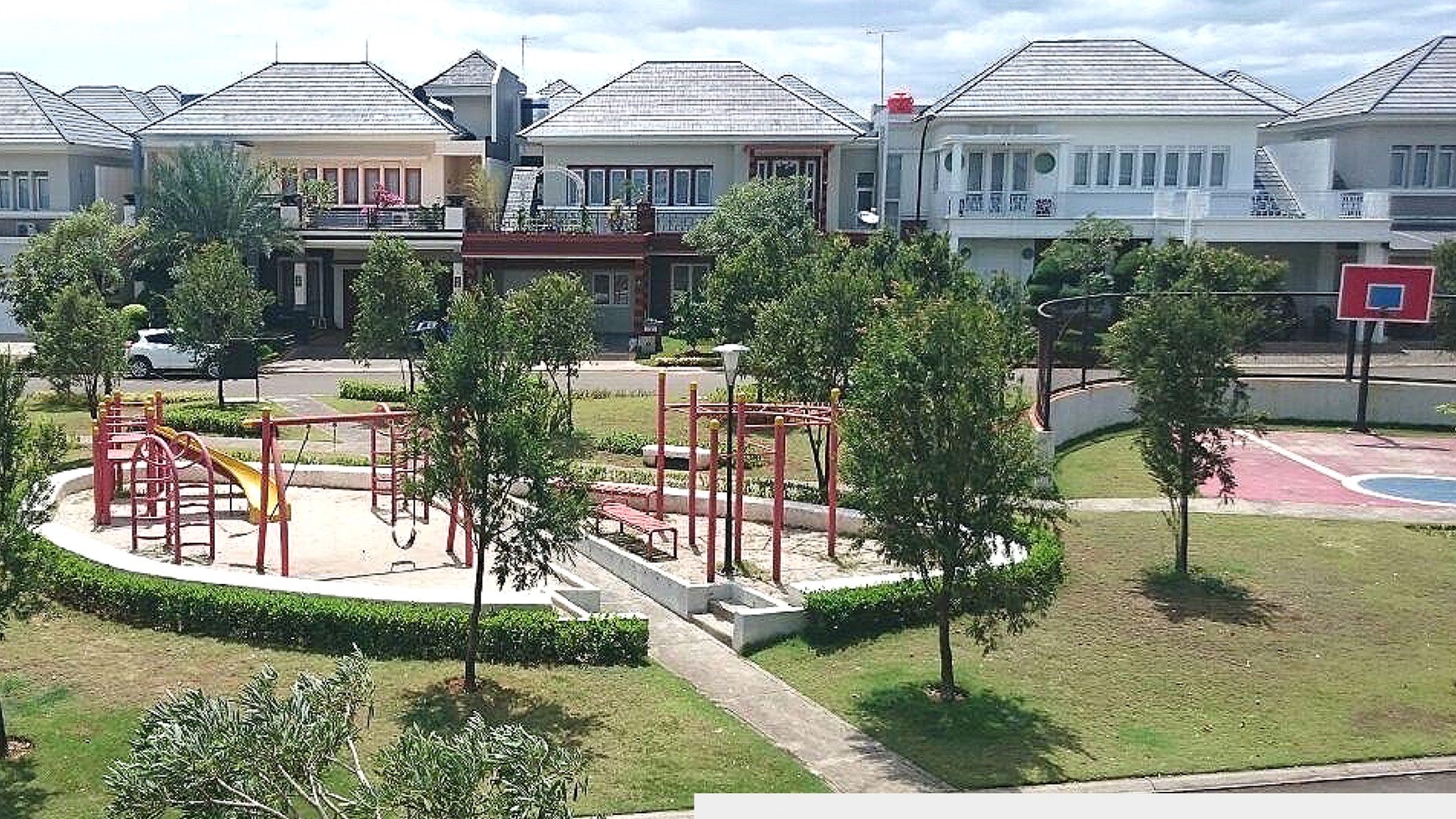 Rumah Depan Taman di Kota Wisata, Cibubur