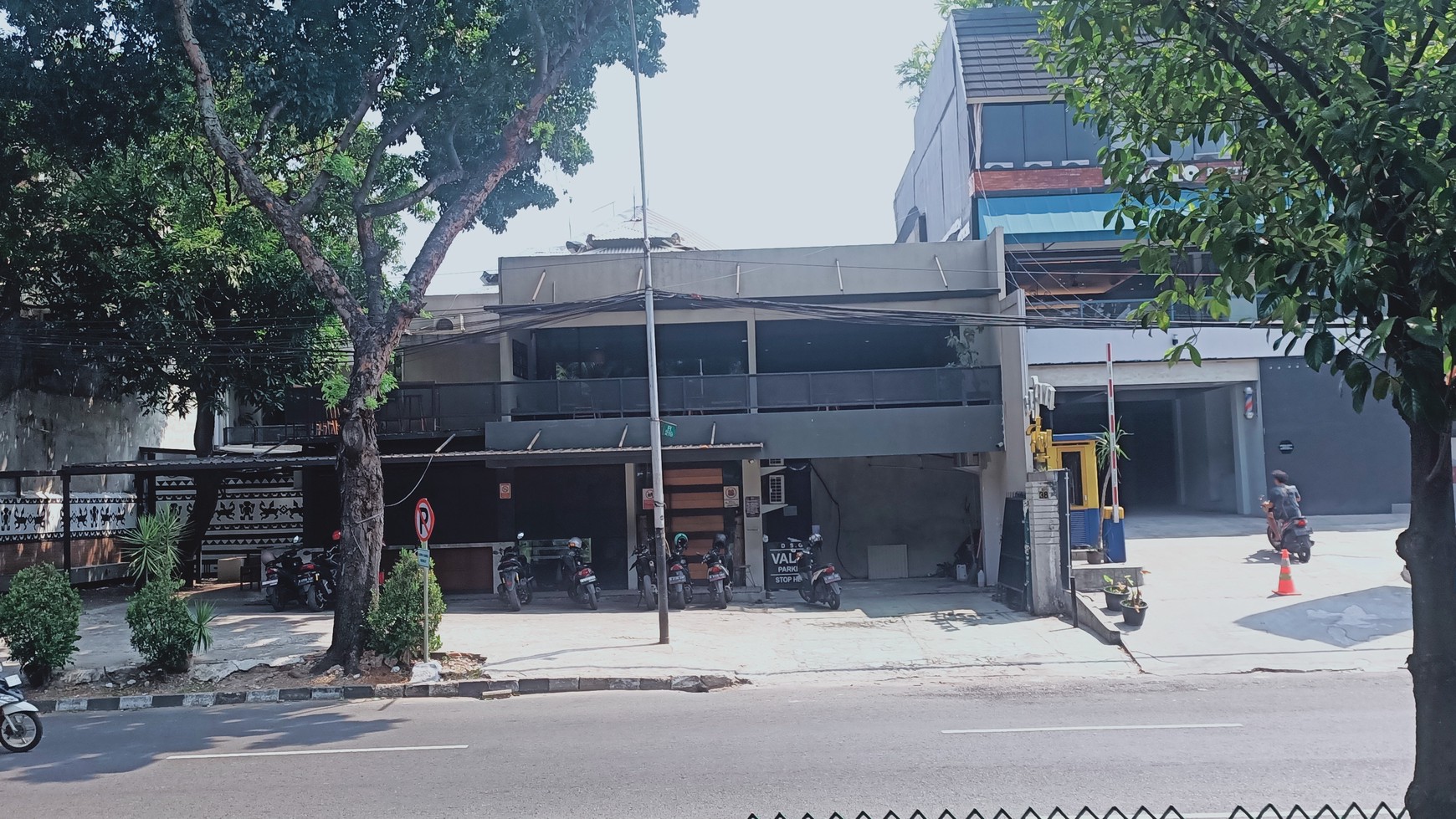 Rumah sewa lokasi Premium di Pinggir Jalan Raya  Daerah Komersial Bintaro Jaya