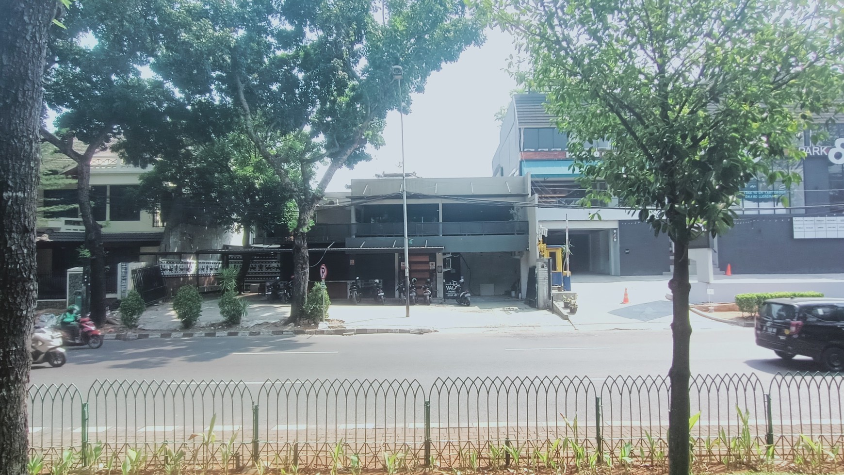 Rumah sewa lokasi Premium di Pinggir Jalan Raya  Daerah Komersial Bintaro Jaya