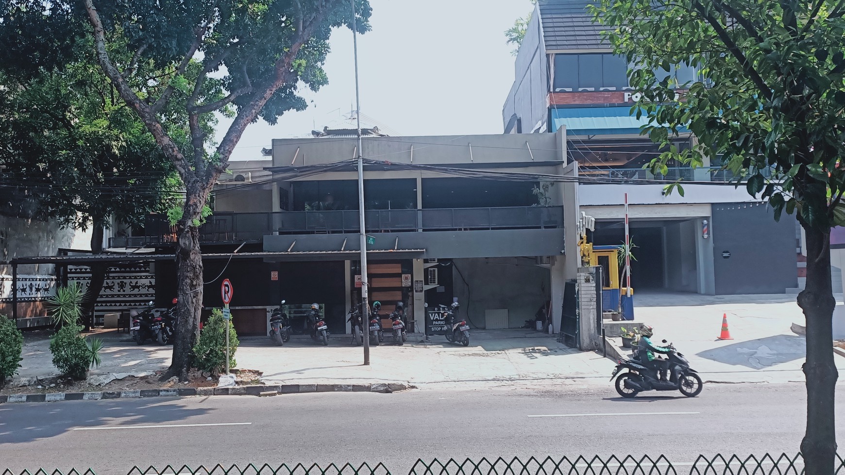 Rumah sewa lokasi Premium di Pinggir Jalan Raya  Daerah Komersial Bintaro Jaya