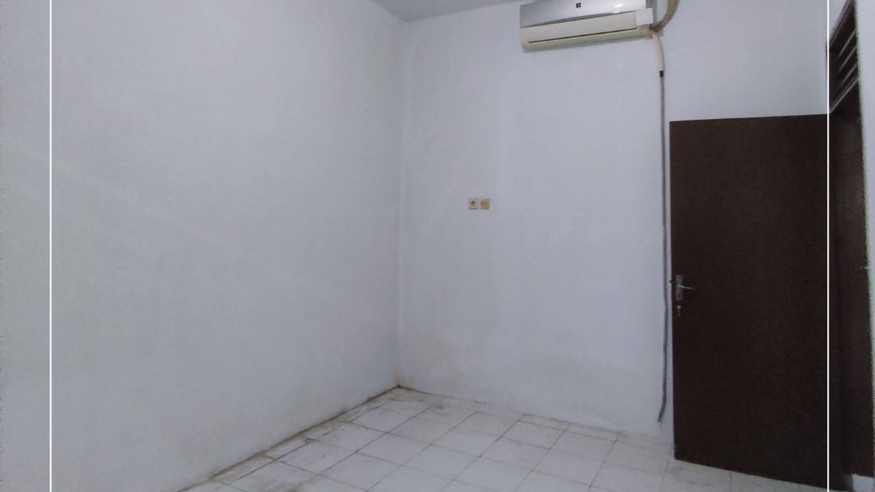 Di Jual Rumah Siap Huni  2.5 Lantai di Angke Jaya