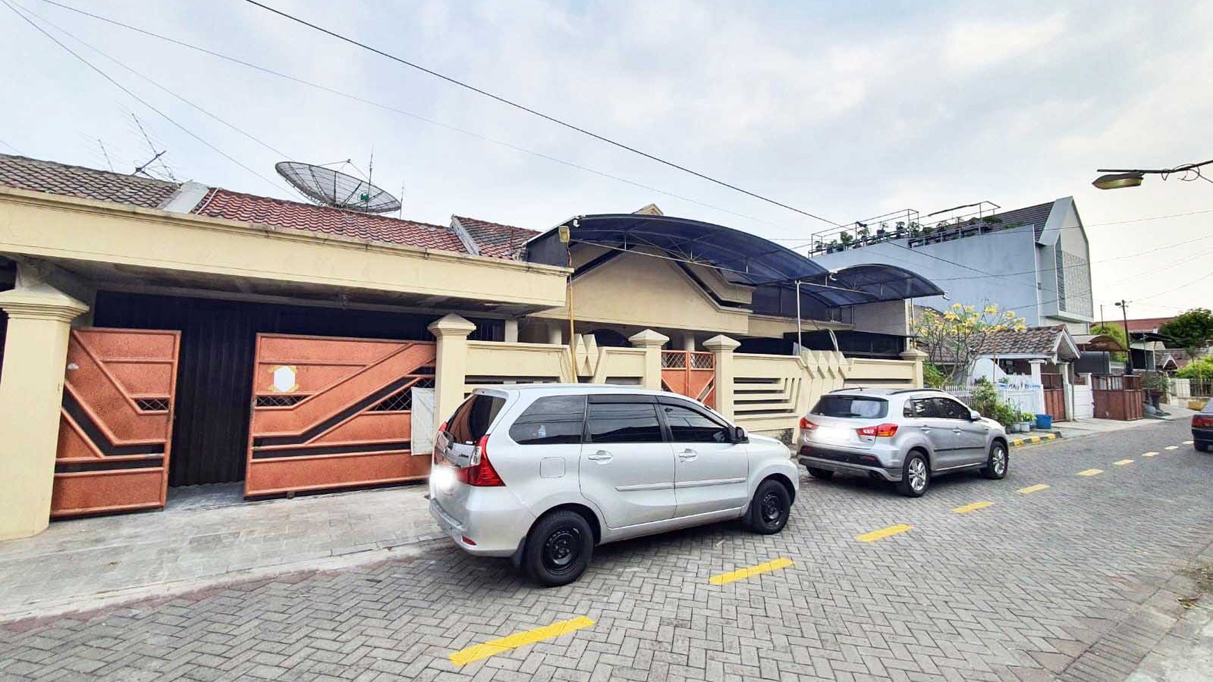 Rumah di Rungkut Mapan Barat Surabaya Timur, bisa untuk rumah tinggal/kantor/usaha dsb, garasi mobil luas