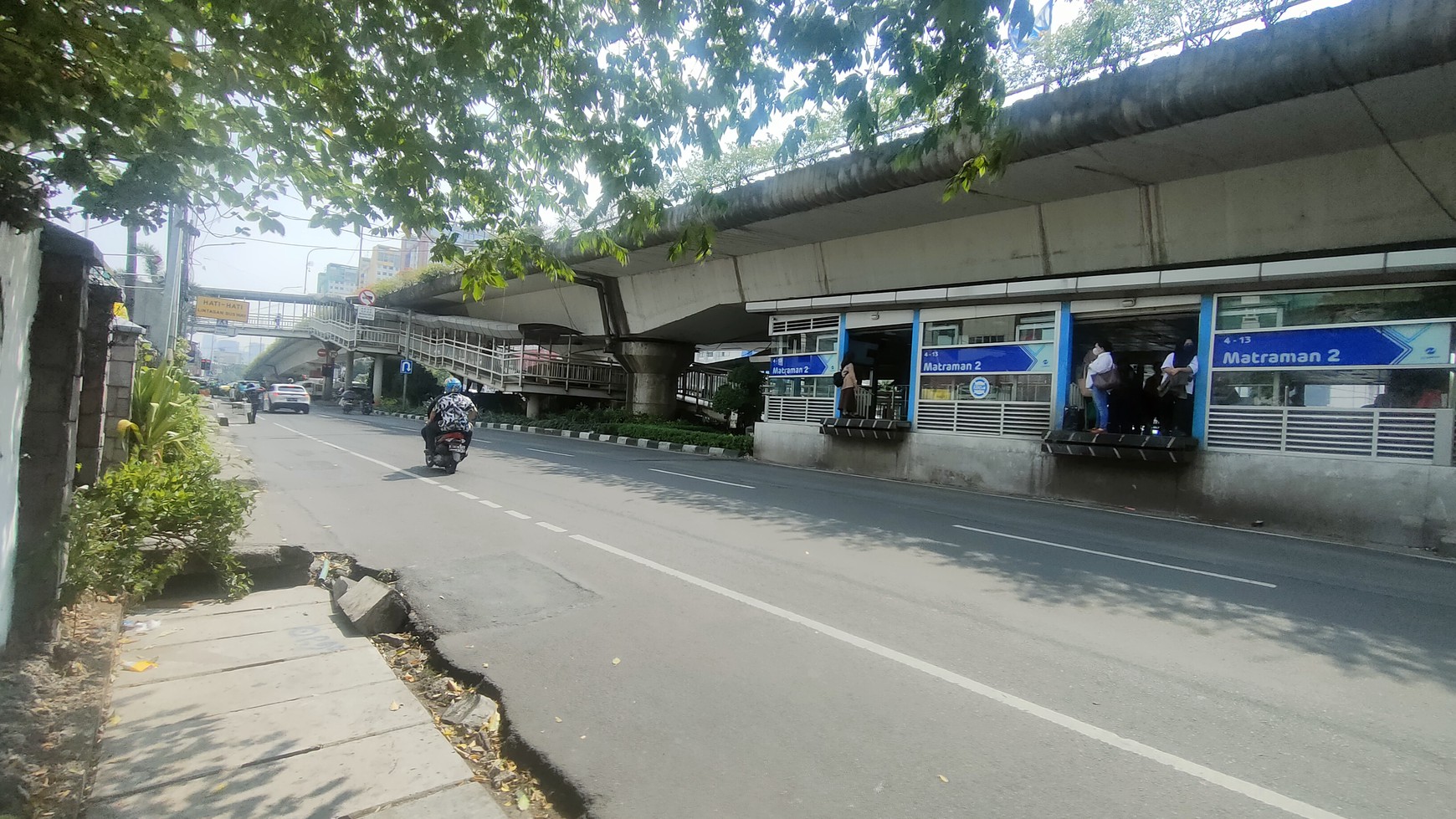 Rumah lama hitung tanah, Matraman Raya - Pramuka, Commercial area,  hoek, 1200m2, harga dibawah NJOP ( 38M), Murah, good Invest!