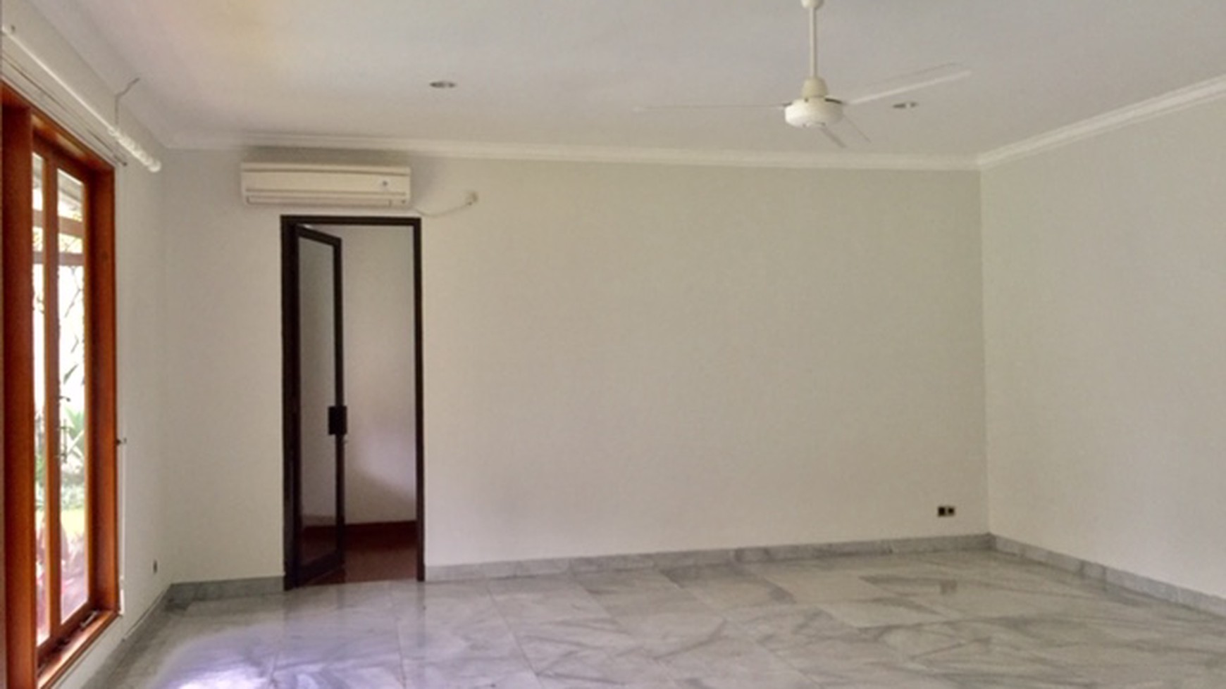 Rumah bagus semifurnished 2 Lantai bergaya Modern