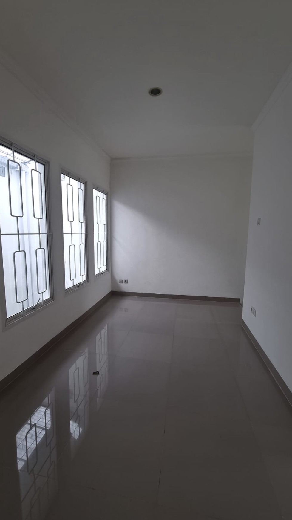 Rumah 2 lt,  baru renovasi ,  bagus siap huni dalam Cluster di Bintaro lokasi sektor 9. Keamanan 24 jam, one gate system, shm