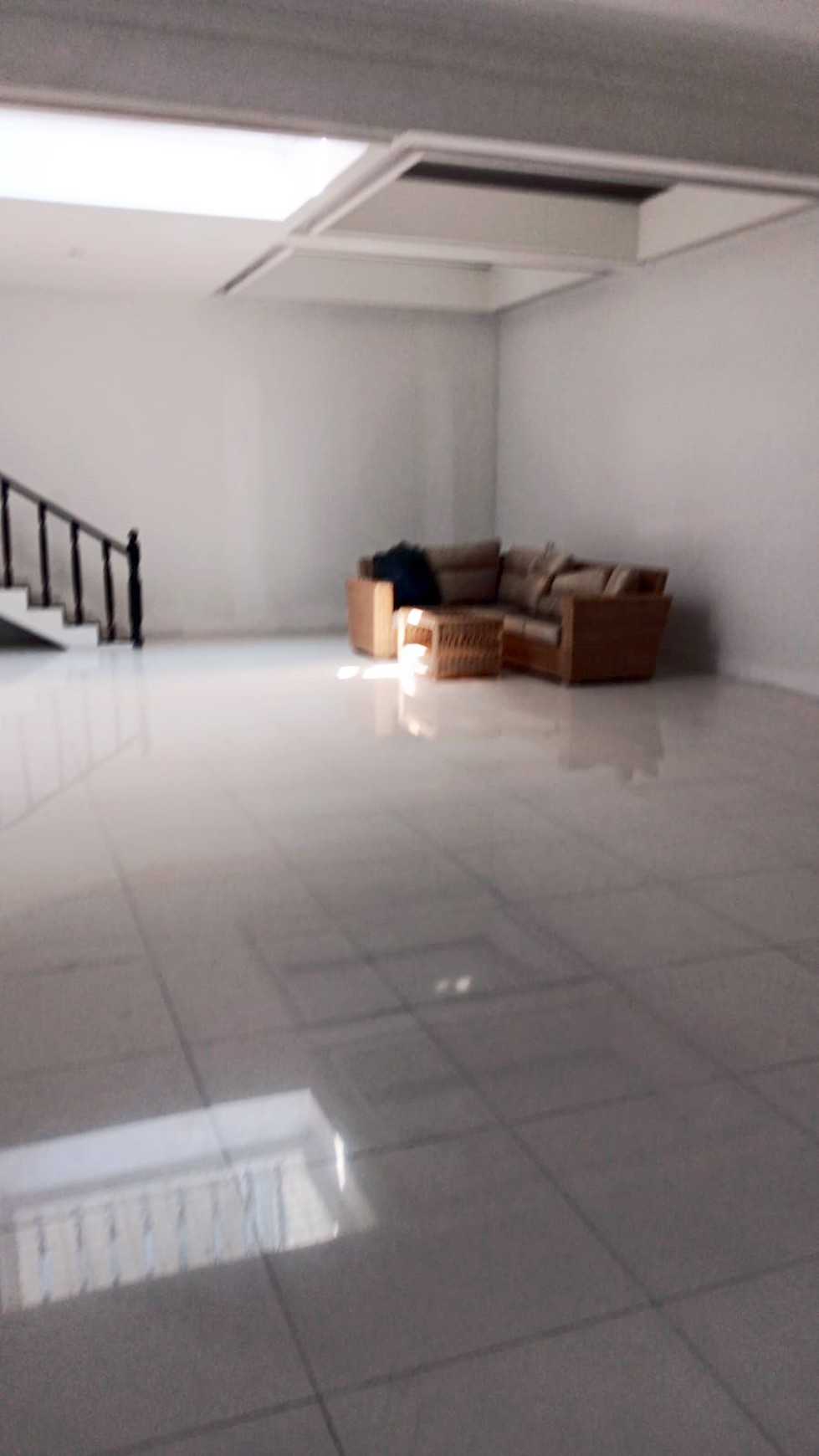 Rumah di Kutisari indah Selatan Surabaya, Sudah Renov, Minimalis, Row Jalan depan Lebar + Paving, Siap Huni