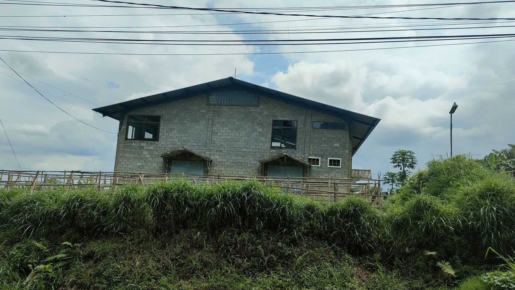 Gudang  di lingkungan sejuk di Kolonel Masturi Bandung, cocok dijadikan villa atau perkebunan