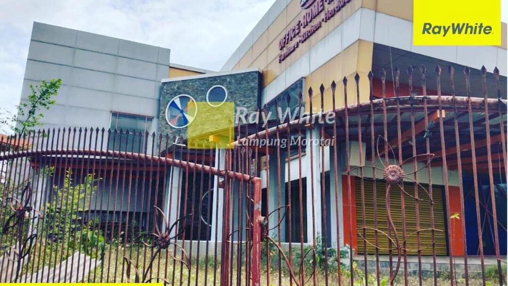 Bangunan gedung dua lantai di Jalan Sultan Agung way halim Bandarlampung