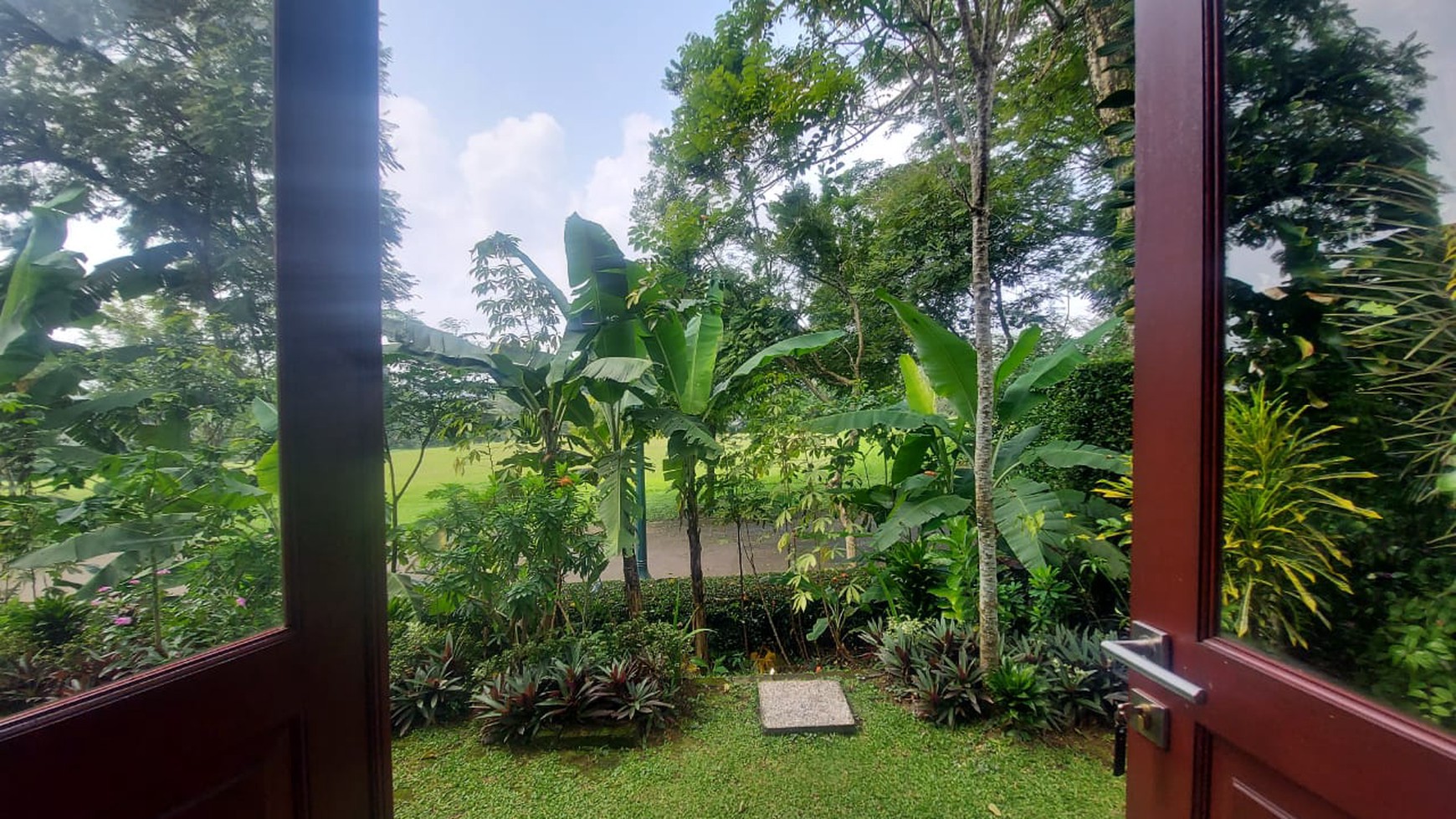 Bogor Rancamaya Golf Estate, rumah cantik dengan view golf serasa resort