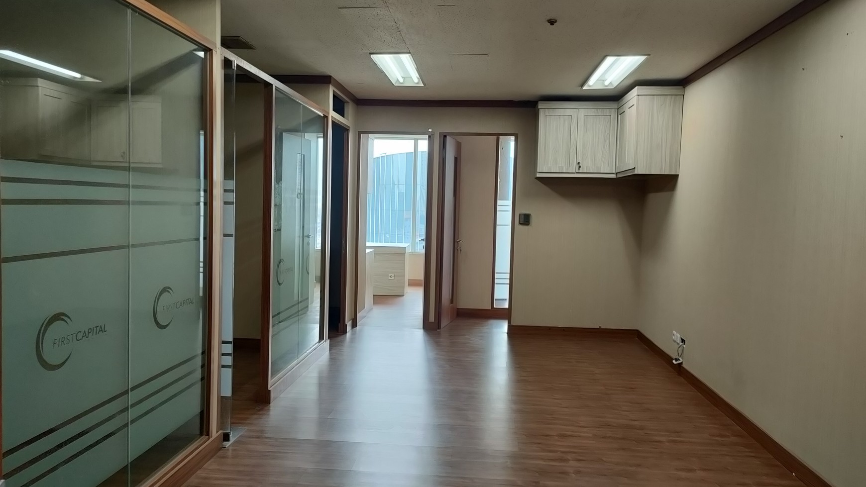 Ruang Kantor Plaza Sentral luas 192m2, partition, view ke Sudirman, siap huni, cocok untuk kantor pengacara